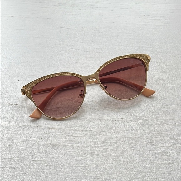 BETSEY JOHNSON NWOT Ladies Club Gold Cat Eye Sunglasses - Picture 1 of 10